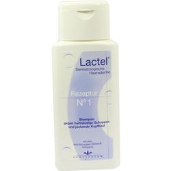 Weiße Shampoo-Flasche mit blauem Etikett gegen Schuppen und juckende Kopfhaut.